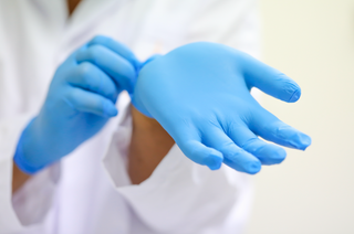 Healthcare working wearing powder-free examination gloves